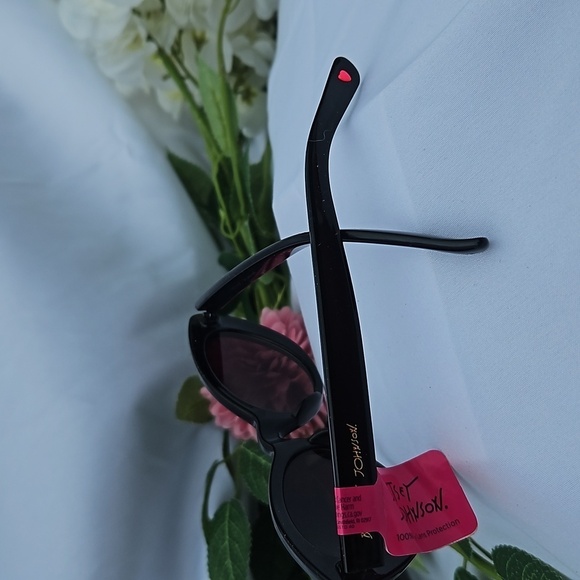 NWT BLACK BETSEY JOHNSON CAT EYE SUNGLASSES - Picture 3 of 4
